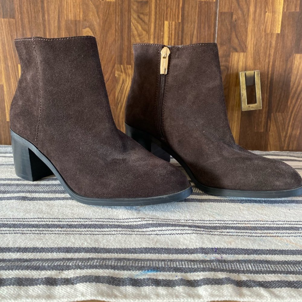 Vince Camuto Gaviren Brown Suede Ankle Boots Size 6
